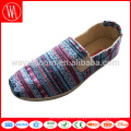 wholesale Los zapatos de lona de colores baratos se deslizan en los zapatos planos de las señoras de las señoras de las mujeres de la lona de los zapatos del holgazán bohemios